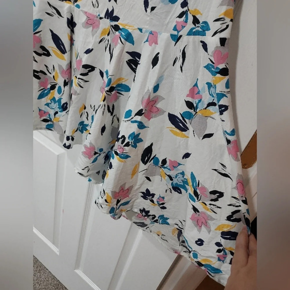 Lane Bryant White Floral Asymmetrical Short Flutter Sleeve Blouse in Size 26 - Picture 9 of 13